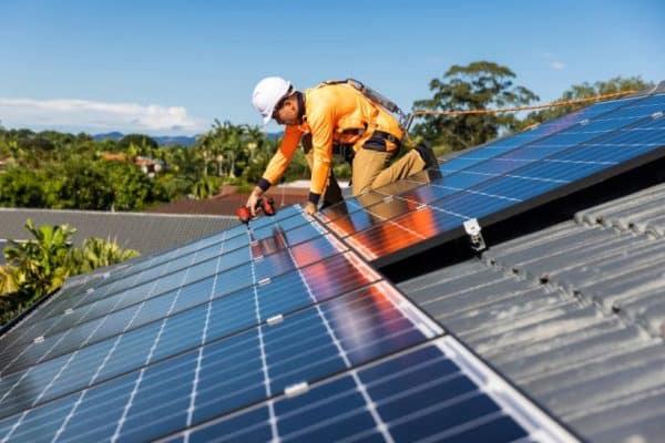 technicien d'intervention d'une société d'installation de panneaux solaires en entreprise