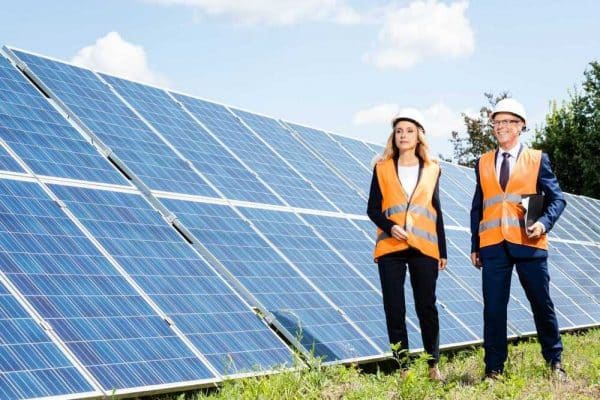 deux ingénieurs qui étudient l'impact environnemental du photovoltaïque