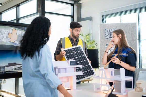 Des employés d'un bureau d'étude en énergie renouvelable qui discute de la mise à jour de la loi aper 2026