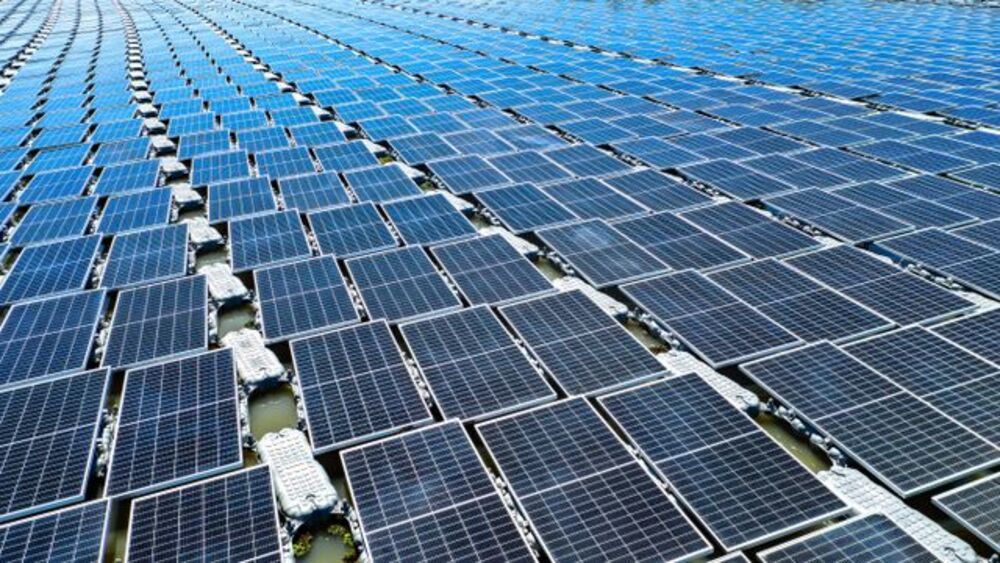 Centrale photovoltaïque flottante installée sur un plan d’eau artificiel en France