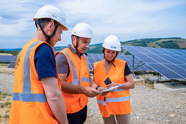 Contrôle technique d'une centrale photovoltaïque au sol par des professionnels avant la réception des travaux